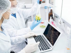 bio-scientists-using-laptop-in-laboratory-8AU6JTL
